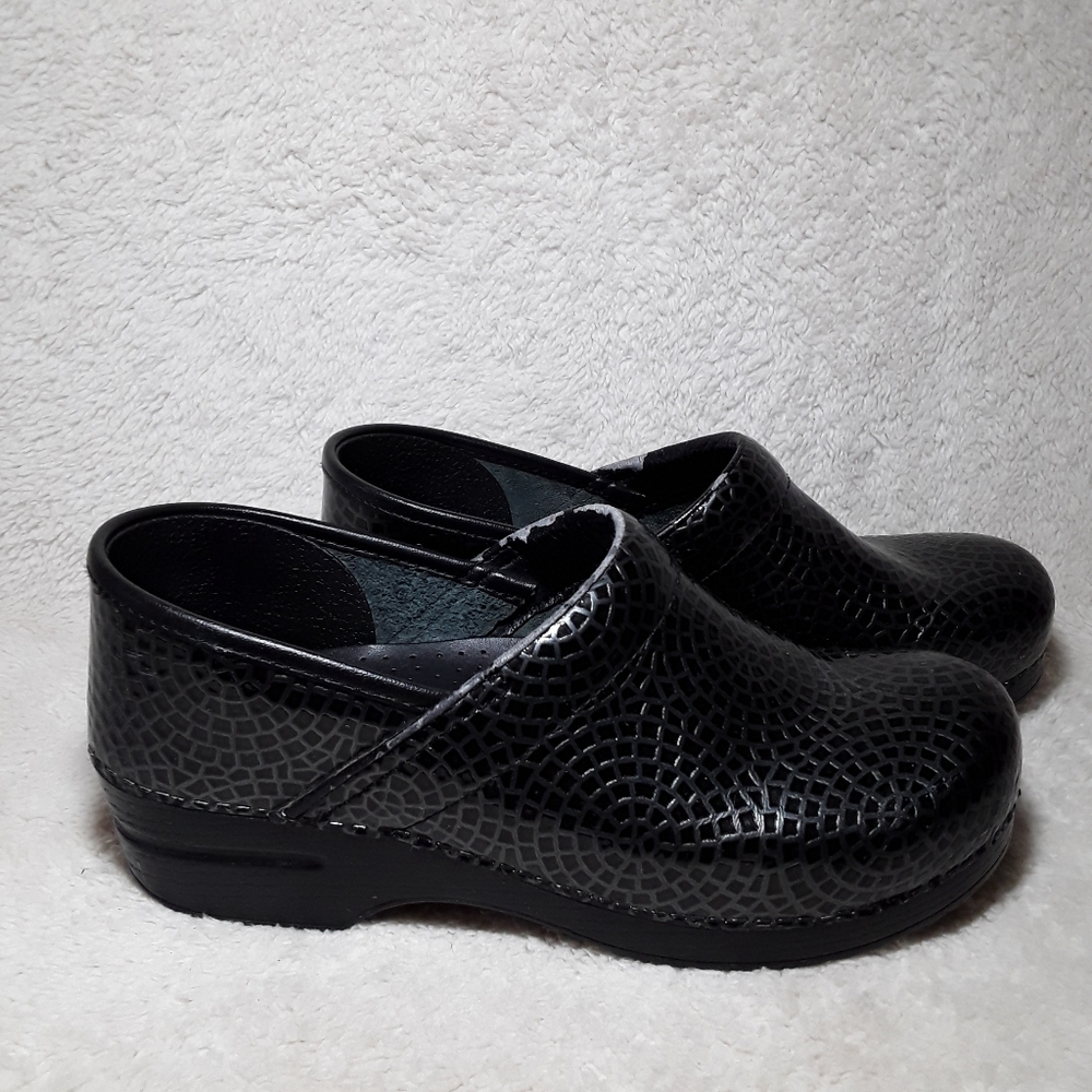Dansko Black Patterned Clogs Size 41 - image 5